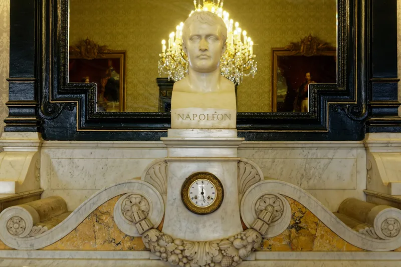 Buste de Napoléon et horloge, palais de justice d'Aix-en-Provence