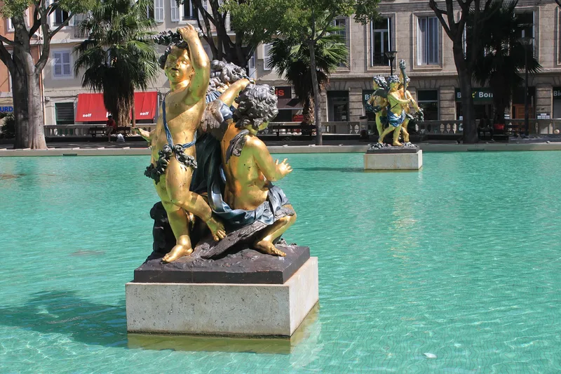Statues dorées de la fontaine devant le palais de justice de Marseille