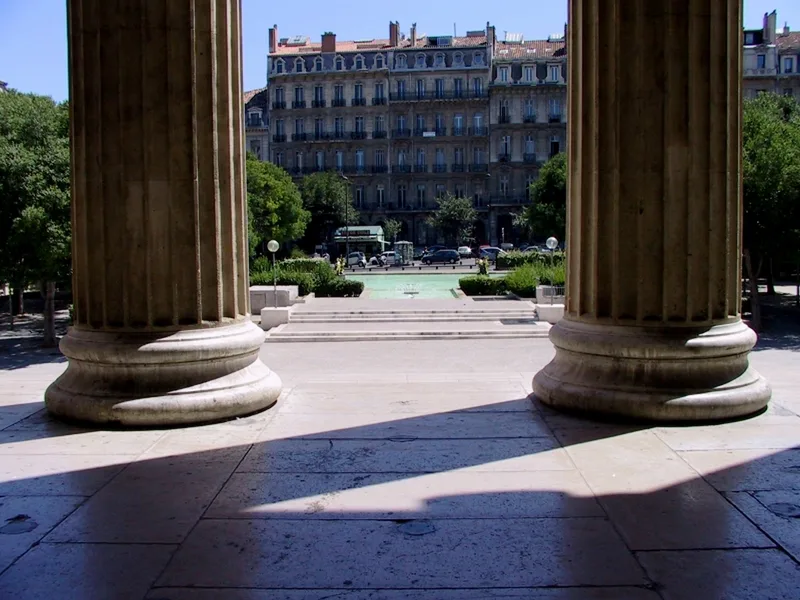 Vue de la place depuis la colonnade du palais de justice de Marseille