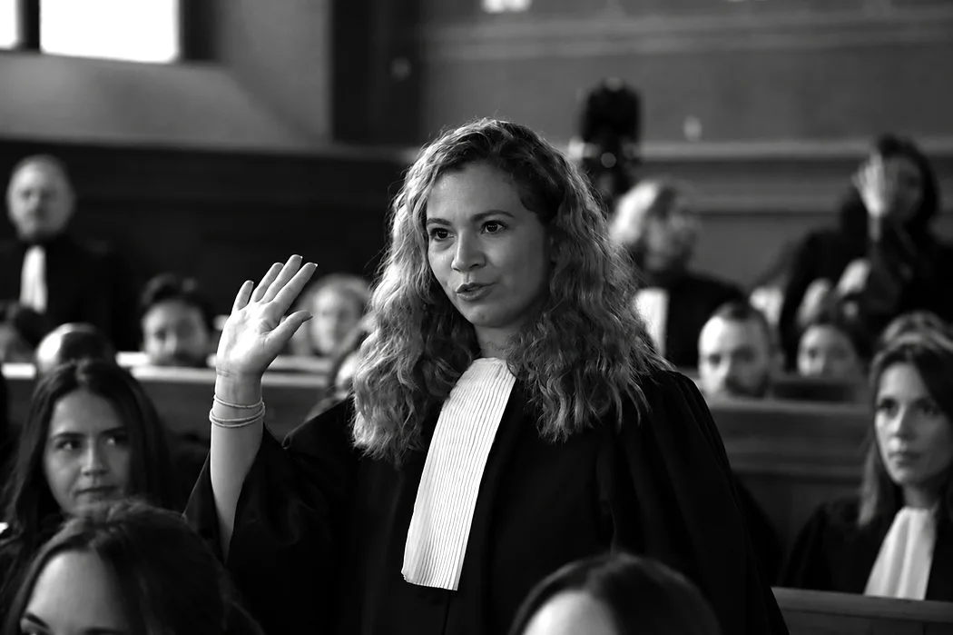 Maître Allison MALLIA plaidant à l'audience, robe d'avocat