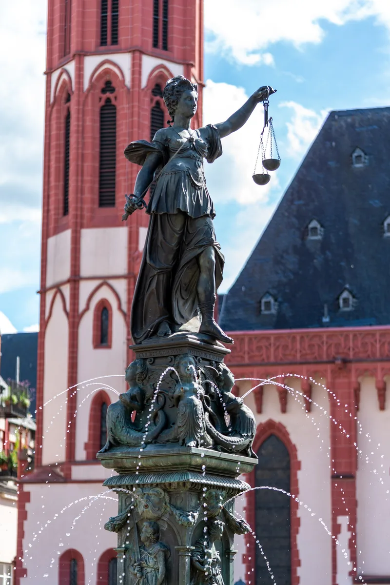 Statue de Justitia tenant la balance, fontaine de la Justice
